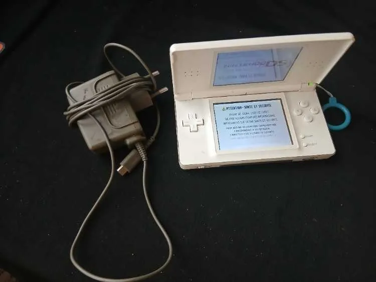 Nintendo ds lite avec chargeur نينتاندو ديواس لايت - وجدة (2)