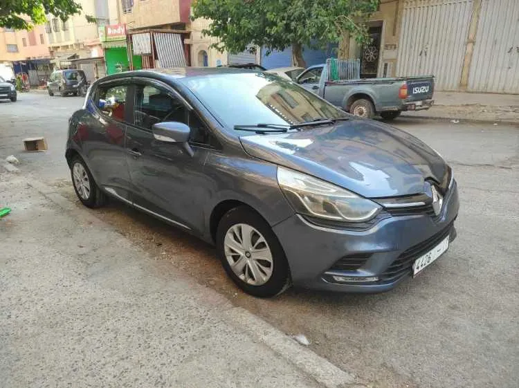 Clio 4 diesel modèle 2017 en bon état - الدار البيضاء