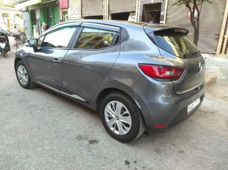 Clio 4 diesel modèle 2017 en bon état - الدار البيضاء (2)