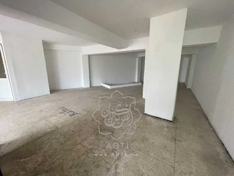 Local 154m² avec terrasse en face marché l'oasis - الدار البيضاء (3)