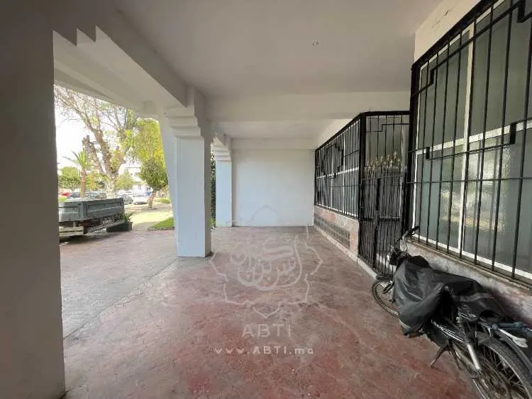 Local 154m² avec terrasse en face marché l'oasis - الدار البيضاء (2)
