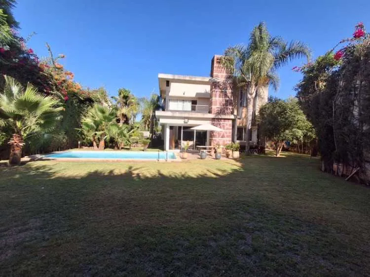 Vend villa de 902 m2 dans resid fermee a bouskoura - بوسكورة