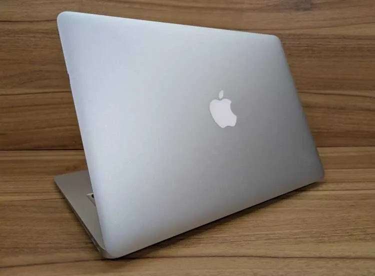 Macbook slime air disc ssd bon état - الدار البيضاء