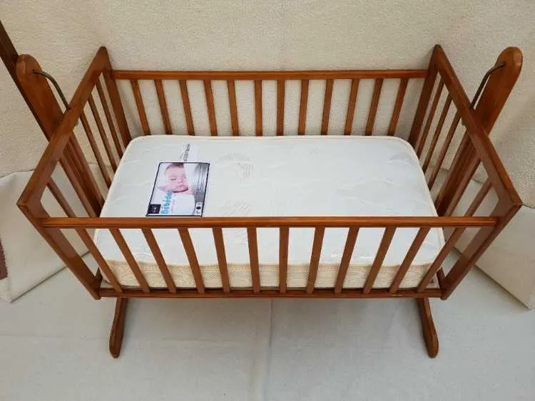 Balancelle lit berceau bébé bois massif et matelas - الدار البيضاء
