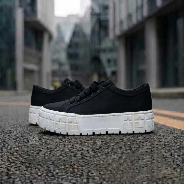 je vends une paire de baskets prada. - الدار البيضاء (2)