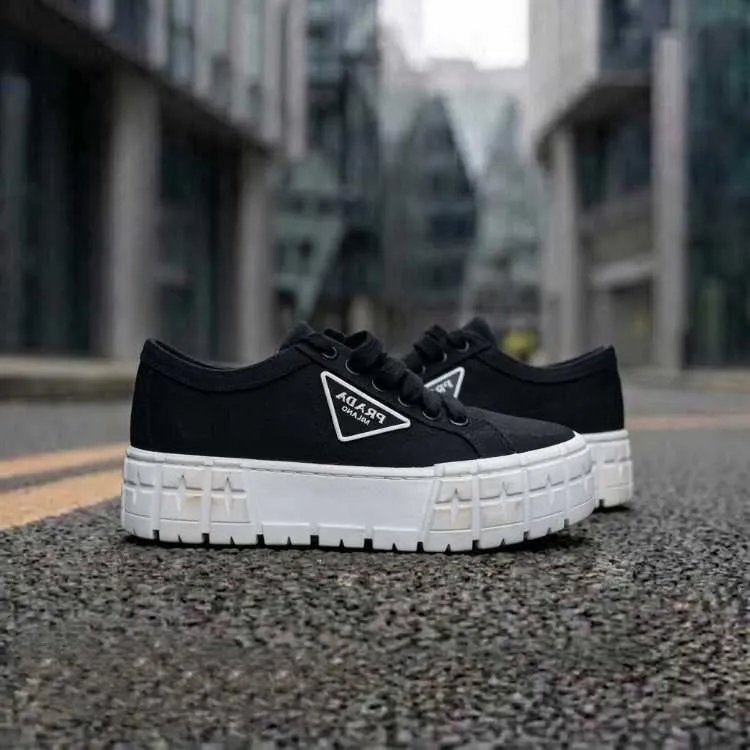 je vends une paire de baskets prada. - الدار البيضاء