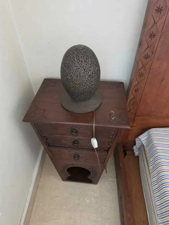 Lit + 2 tables de chevet en bois sculpté - الدار البيضاء (2)