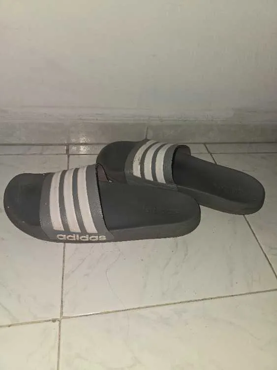 Claquettes adidas originales fabriquées en italie. - الرباط
