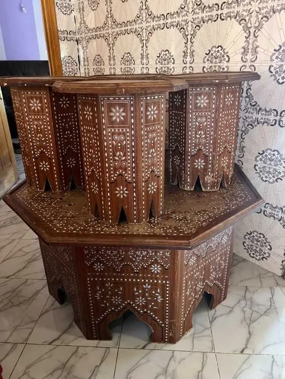طابلة كبيرة مع 4 الكوانات ديالها - صفرو