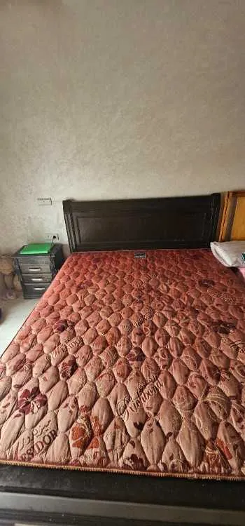 Lit+matelas+commode+table d nuit - الدار البيضاء