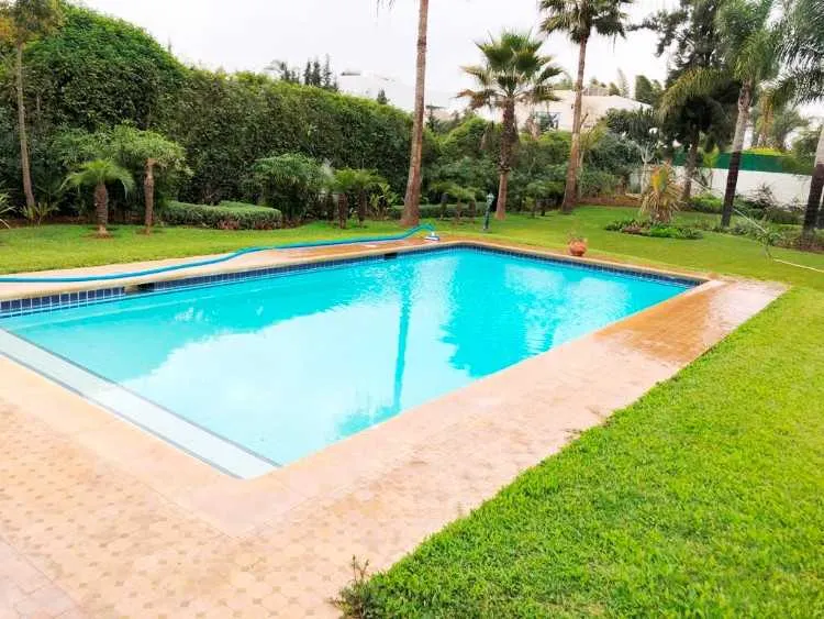 Villa neuve avec piscine à louer à souissi - الرباط