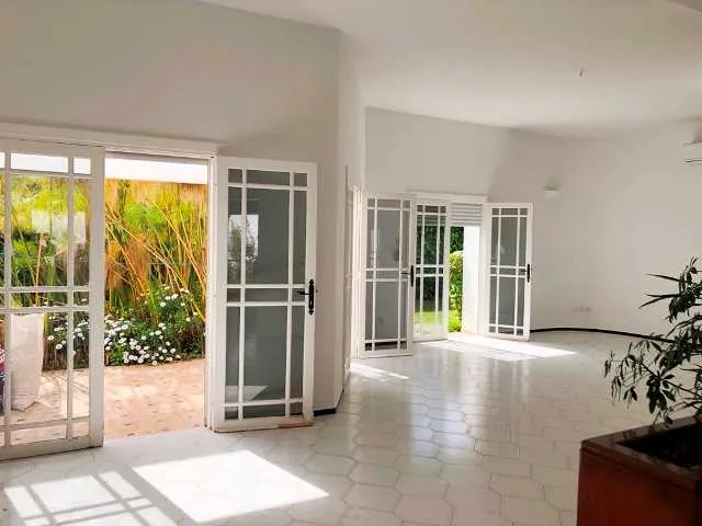 Belle villa avec piscine à louer à souissi - الرباط (3)