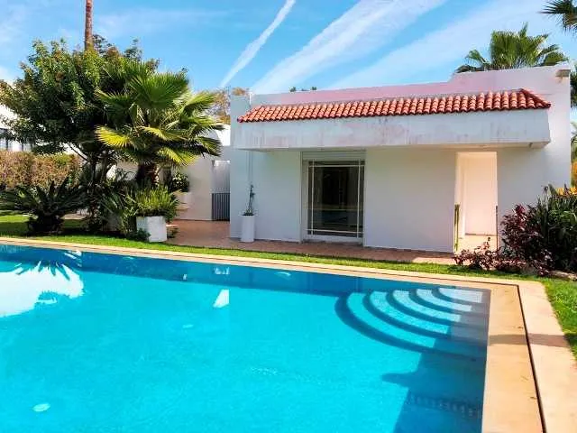 Belle villa avec piscine à louer à souissi - الرباط