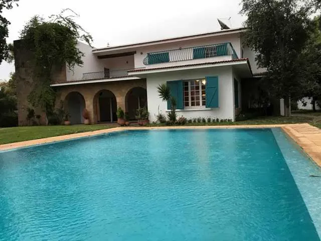 Superbe villa avec piscine au quartier souissi - الرباط