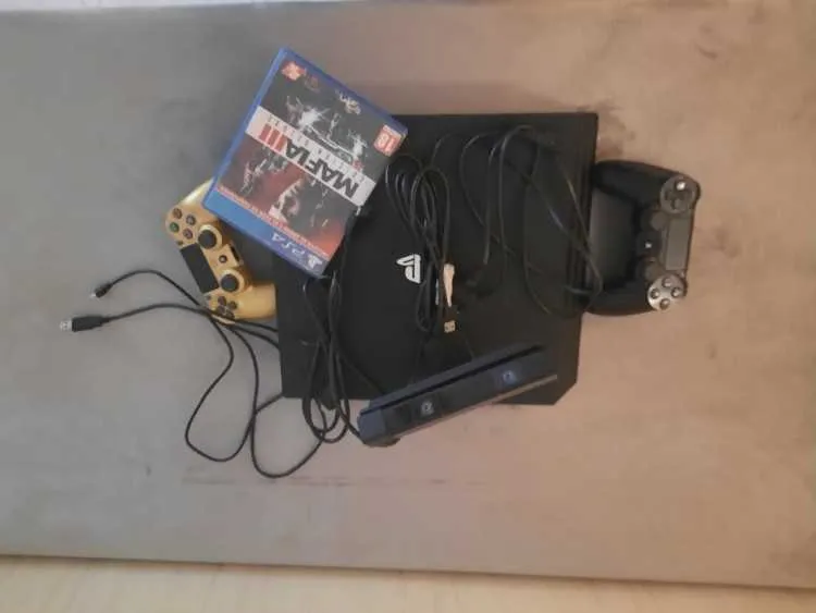 Ps4 pro 1tb + 2 manettes + mafia iii + caméra sony - بني ملال (2)