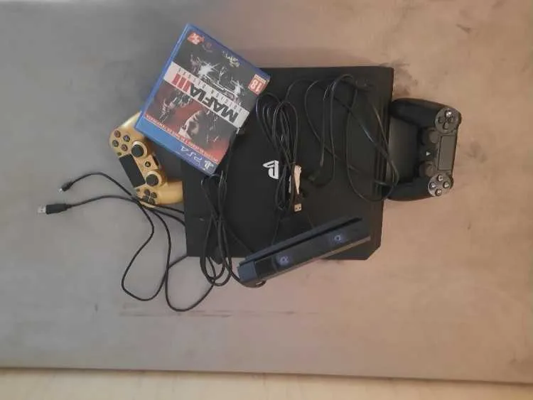 Ps4 pro 1tb + 2 manettes + mafia iii + caméra sony - بني ملال (3)