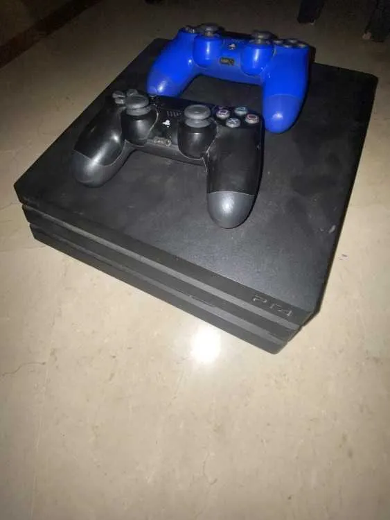 Ps4 pro pratiquement neuve avec fc 26 et manettes - الدار البيضاء