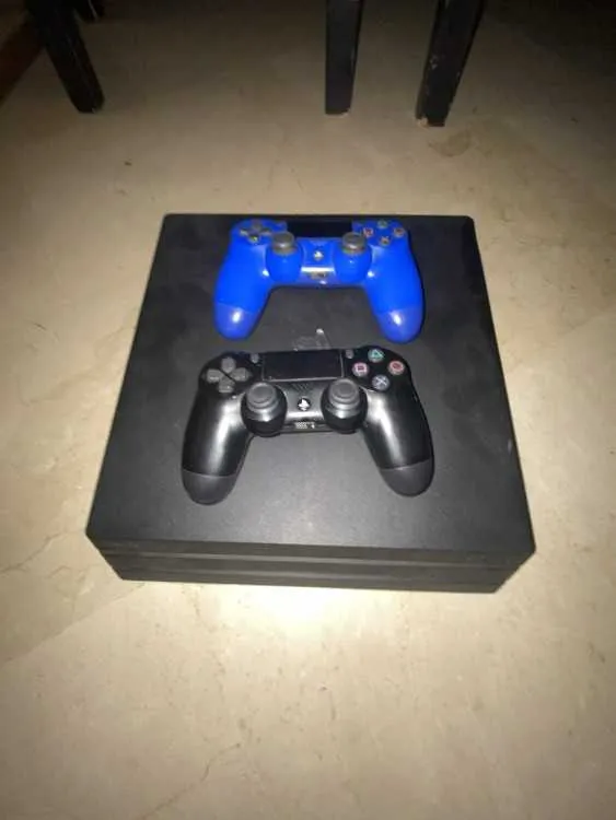 Ps4 pro pratiquement neuve avec fc 26 et manettes - الدار البيضاء (2)
