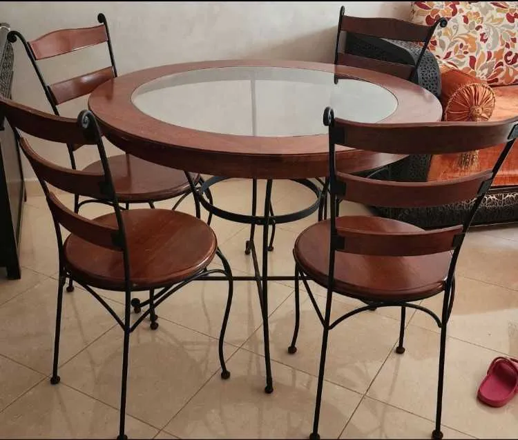 A vendre table magnifique avec 4chaises - المحمدية