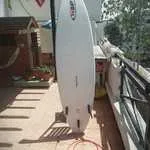 A vendre surfboard 6.6 epoxy avec leash et 3 fins - الدار البيضاء (2)