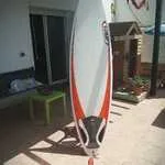 A vendre surfboard 6.6 epoxy avec leash et 3 fins - الدار البيضاء (3)