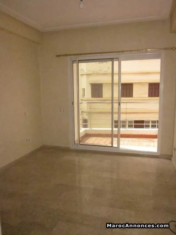 Studio vide 50m2 luxe à bd ziraoui prés lyautée - الدار البيضاء (2)