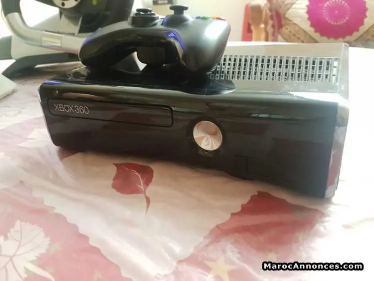 Xbox 360 slim 250 gb et volant de jeu et jeux xbox - الدار البيضاء (2)