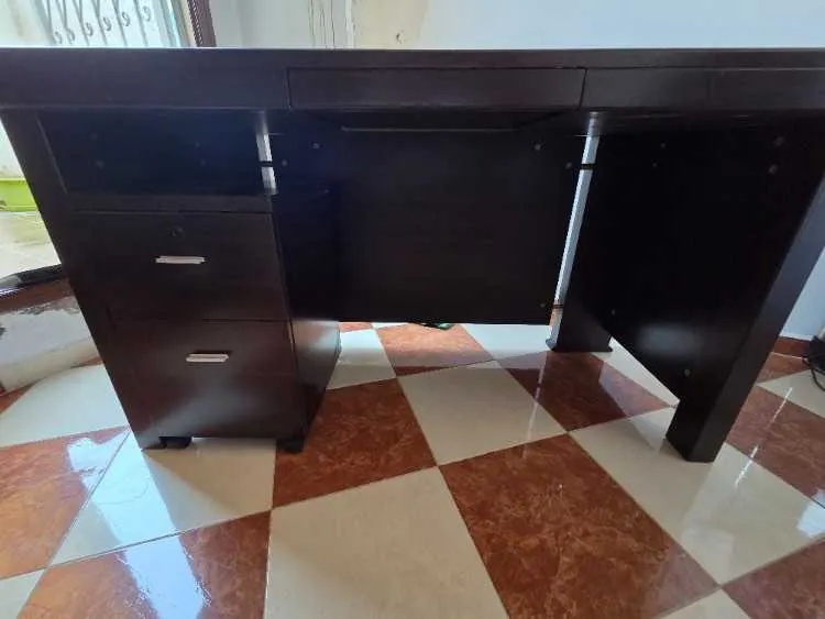 Bureau avec caisson et chaise ergonomique - تمارة
