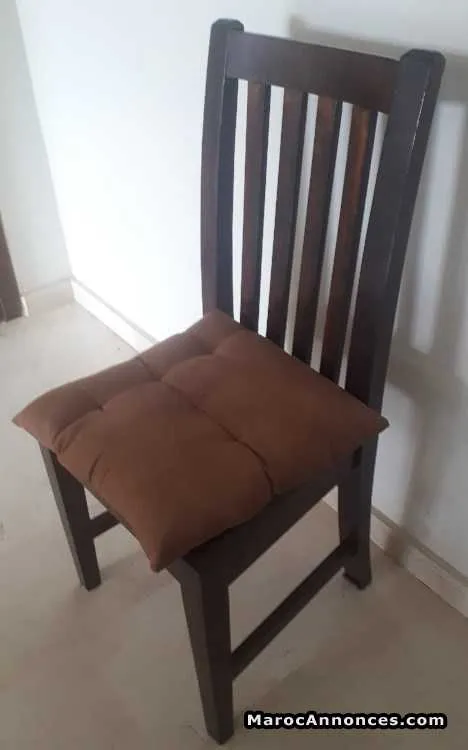 Table a manger avec 8 chaises (en bois latte) - الدار البيضاء