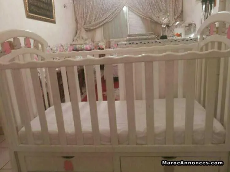 Lit bébé à barreaux réglables en bois massif - الدار البيضاء