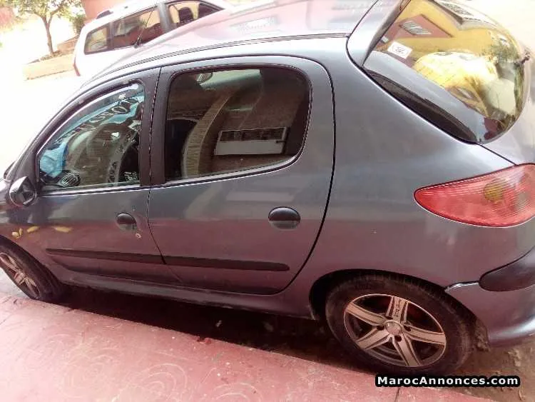 Jolie voiture a vendre - سيدي سليمان (2)