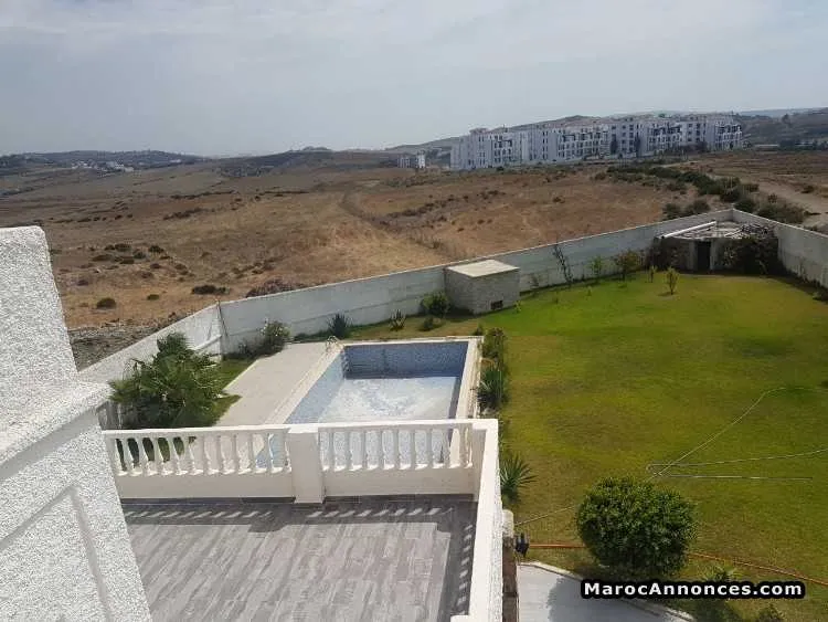 فيلا جد فاخرة مفروشة للبيع تطل على البحر في اشقار - طنجة