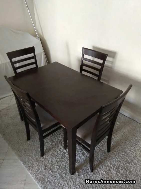 Salle à manger avec 4 chaises + tapis - الدار البيضاء