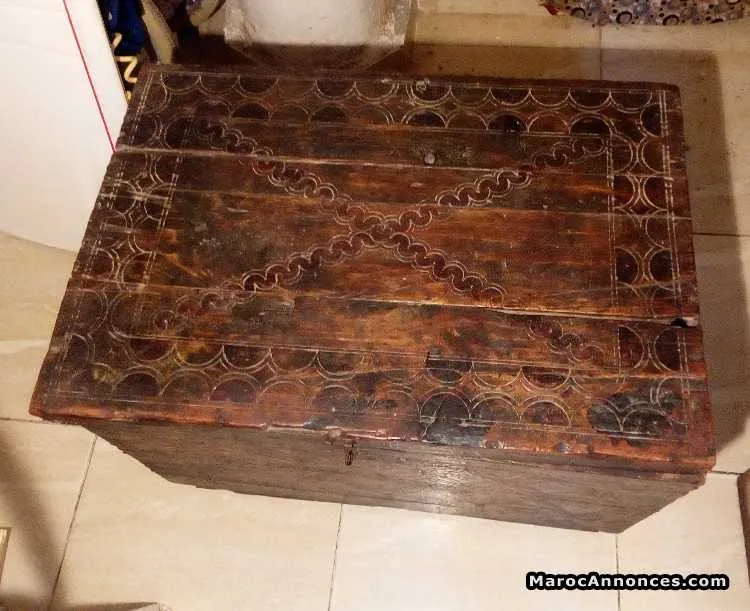 Un coffre en bois antique - الرباط (2)