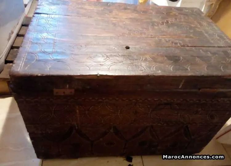 Un coffre en bois antique - الرباط