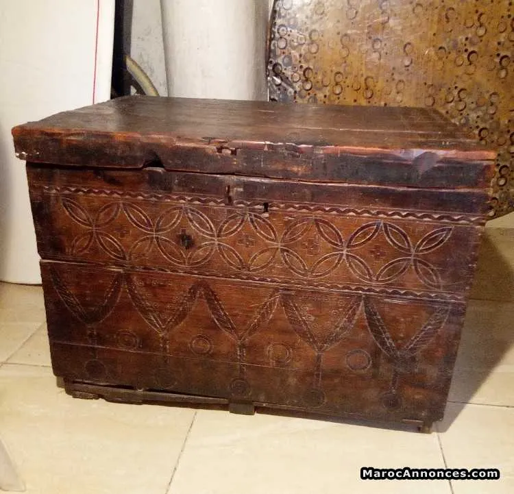 Un coffre en bois antique - الرباط (3)