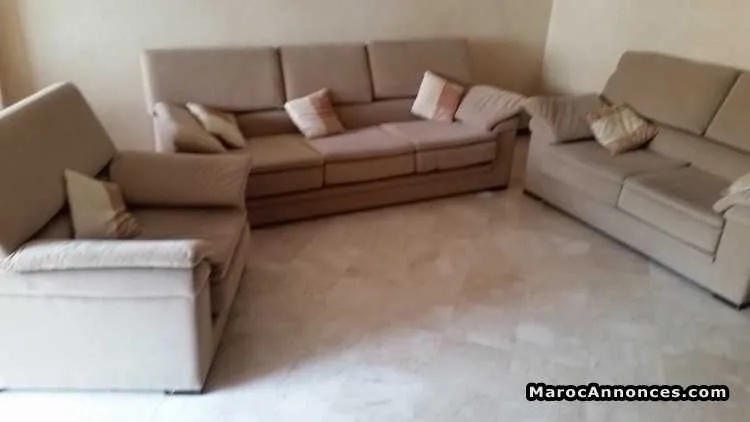 Salon et chaises - الرباط