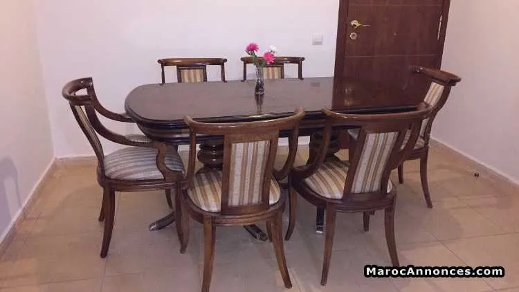 Salle à manger en bois - الرباط
