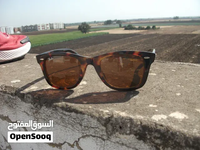 النظارة الظاهرة في الصورة هي Ray-Ban Original Wayfarer (موديل RB 2140) بلون زغبي/نقشة السلحفاة (Tort - الدار البيضاء