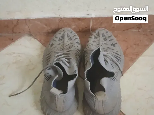 حذاء رياضي رمادي مريح مقاس 43 مستعمل بحالة جيدة - وجدة