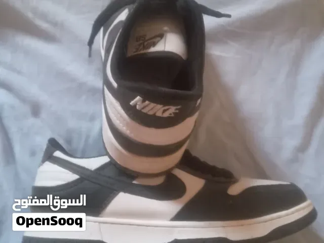 حذاء Nike للبيع  المقاس: 41 اللون: أبيض وأسود الحالة: مستعمل بحالة جيدة مناسب للاستعمال اليومي والري - الدار البيضاء