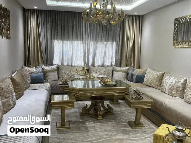 صالون فاخر متكامل للبيع - كتب L وطاولة وسط وطاولات  جانبية وديكور - الدار البيضاء