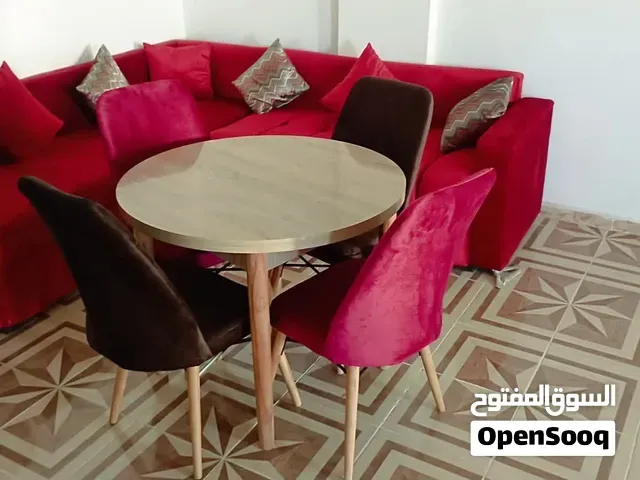 طاولة عصرية دائرية مع 4 كراسي مريحين بتصميم أنيق  القياسات (Dimension): 90 × 90 سم - مكناس