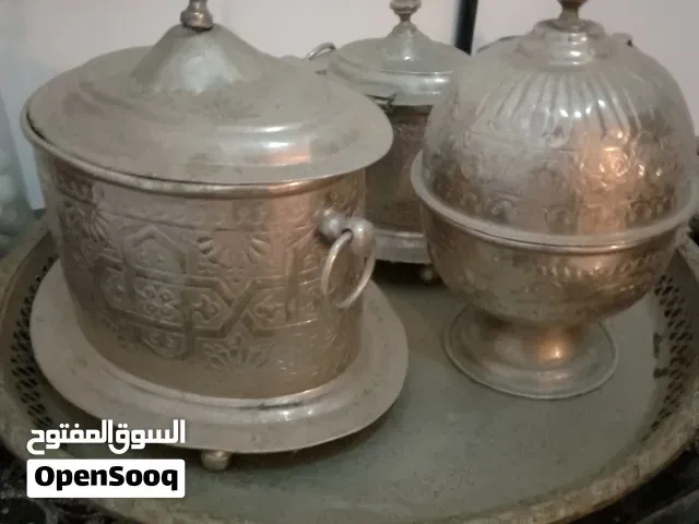 اطقم شاي من المعدن الحر السن يفوق 65سنةوطحانة قهوة من العرعار الحر تحفة - الدار البيضاء