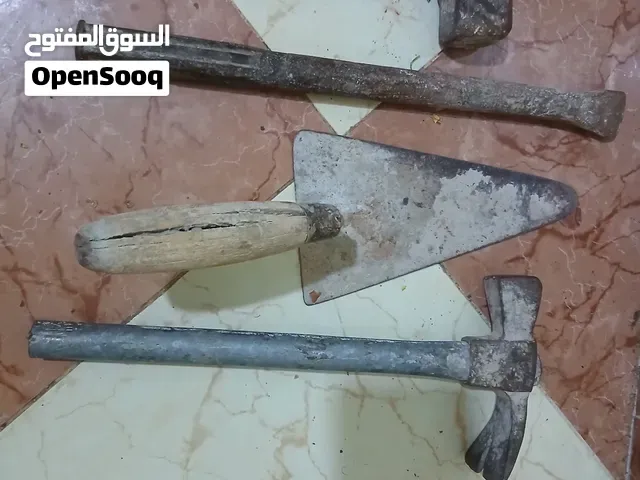 دوزان البناء مجموعة أدوات بناء ومقاولات مستعملة (مطرقة ثقيلة، مسمارية، إزميل، ومسطرين) - وجدة
