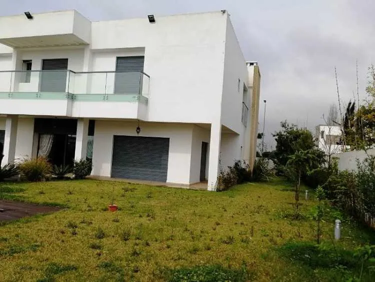 Location une villa meublée avec piscine à souissi - الرباط