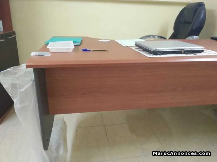 Deux bureau+ deux chaise+ trois chaise d'accuil - الدار البيضاء