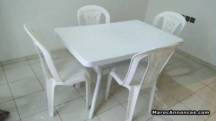 Table en plastique avec 4  chaises - سلا