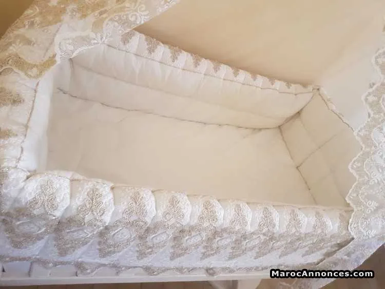 Berceau bébé avec support moustiquaire brodé - فاس (3)