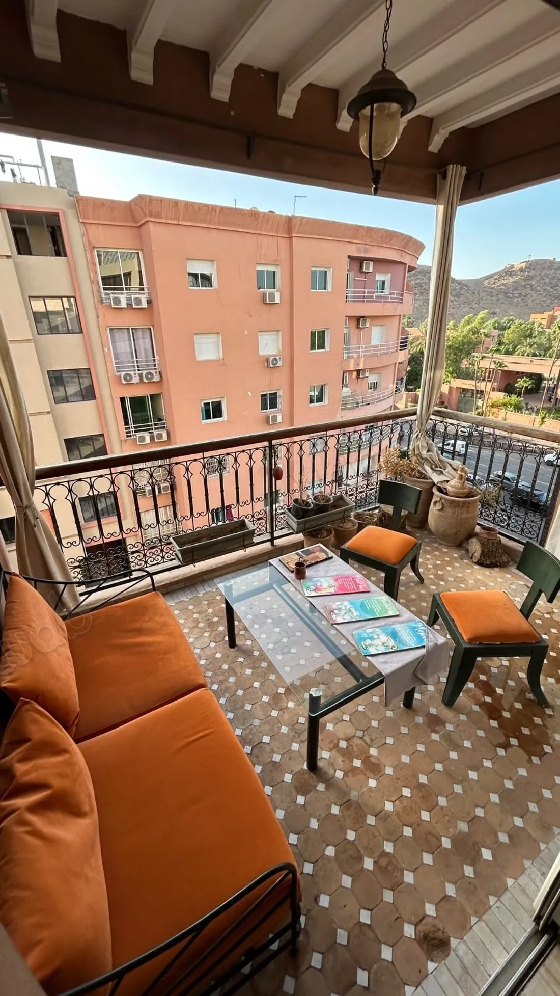 Bel appartement en location à Guéliz. 
Surface de 120 m². 
B... - مراكش